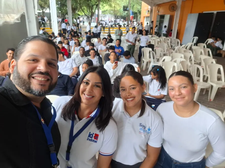 Facilitadores de Soy Digital en una jornada con estudiantes