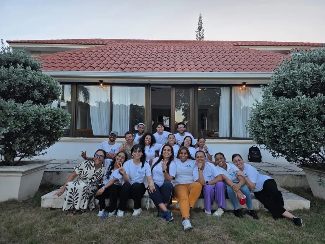 El equipo de Soy Digital completo, sentado frente a una casa