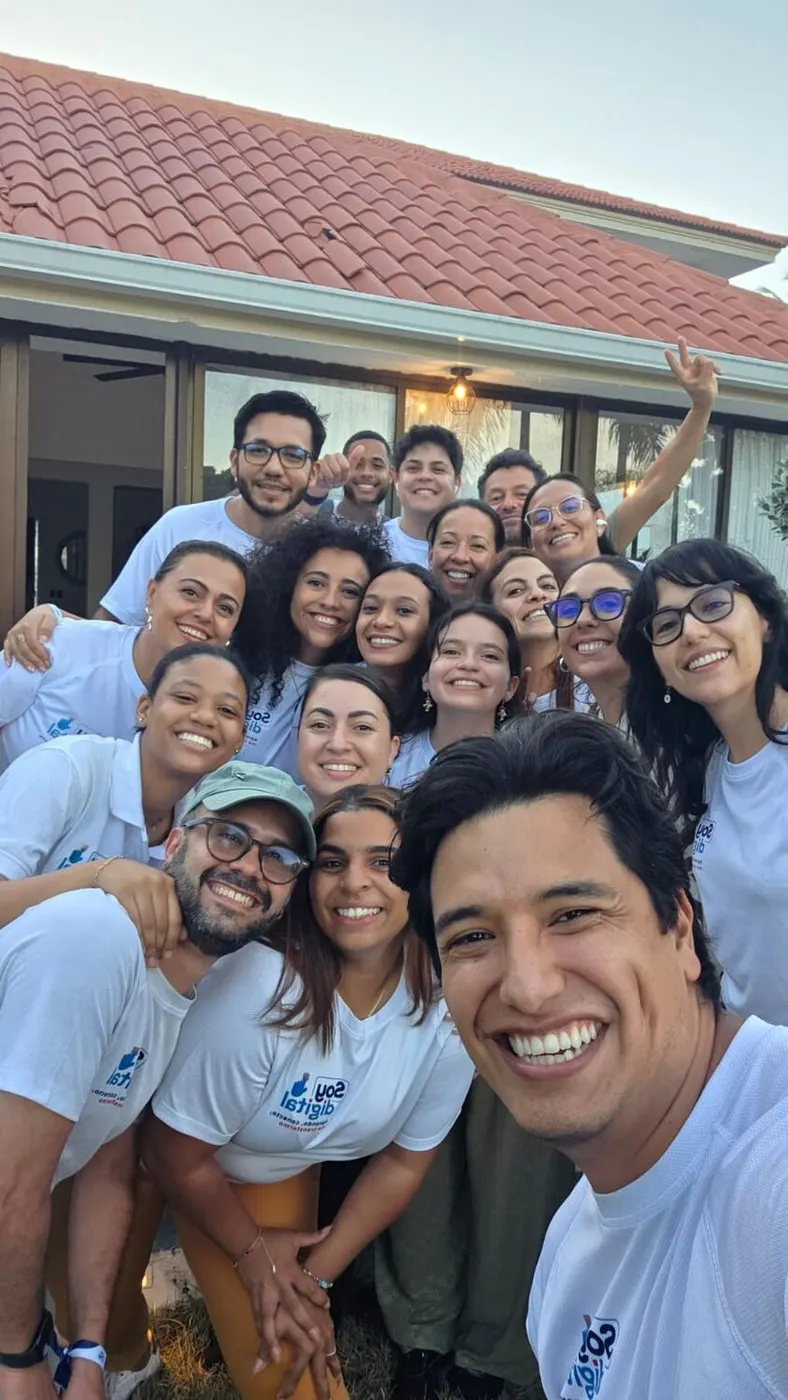 Selfie del equipo de Soy Digital con la camiseta del programa