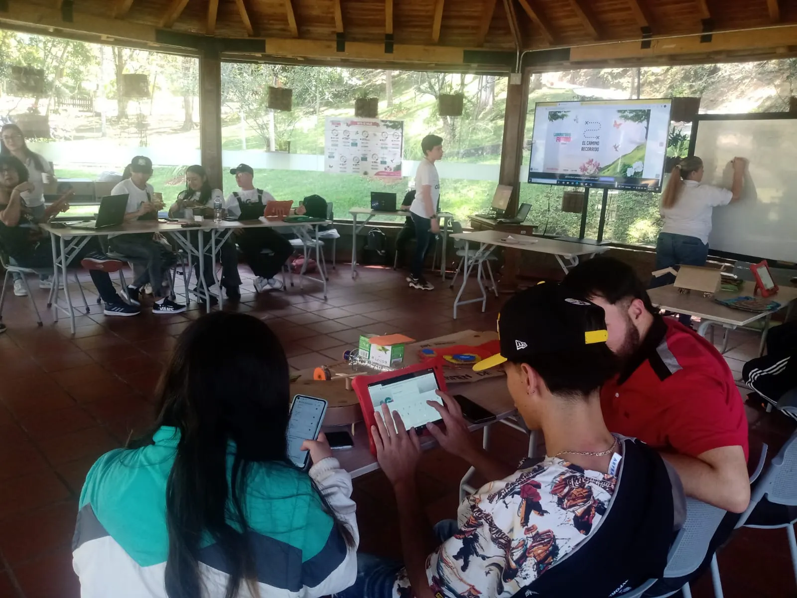 Jóvenes trabajan con tabletas en el Laboratorio del Futuro