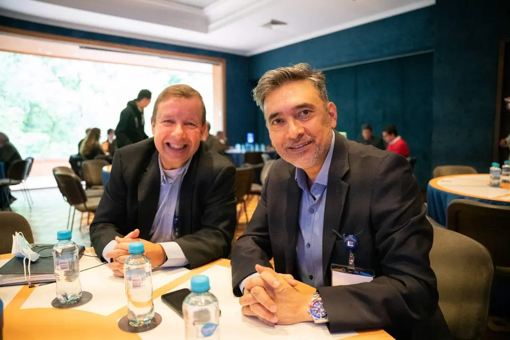 Dos directivos sonríen en su mesa de trabajo