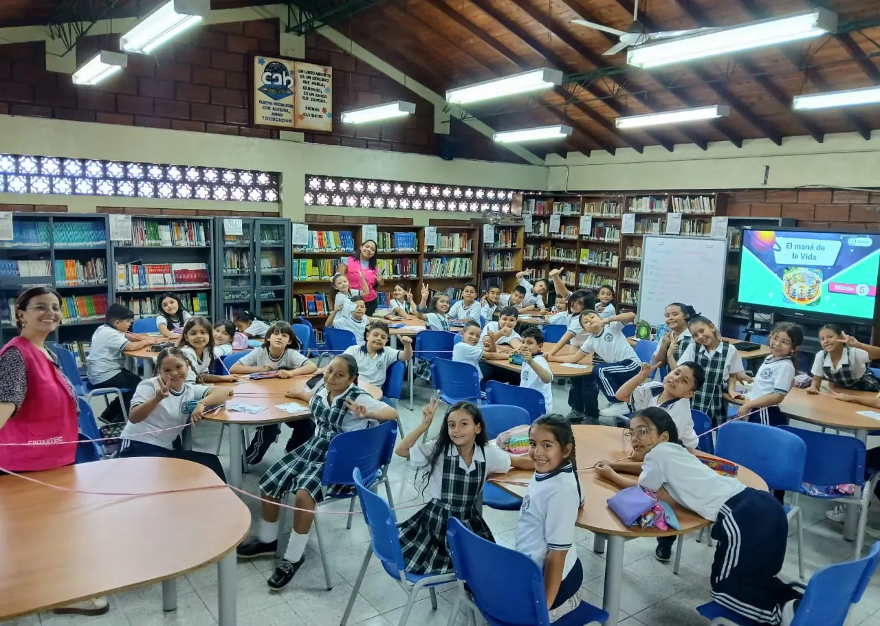 Estudiantes en la biblioteca del colegio durante la experiencia