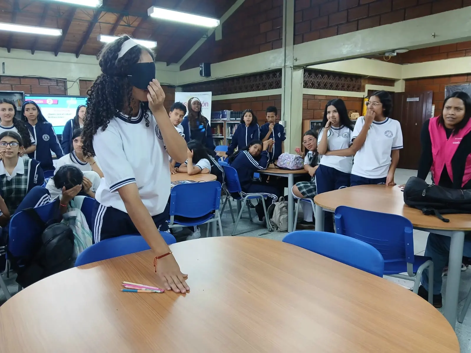 Estudiantes en la actividad de programación corporal