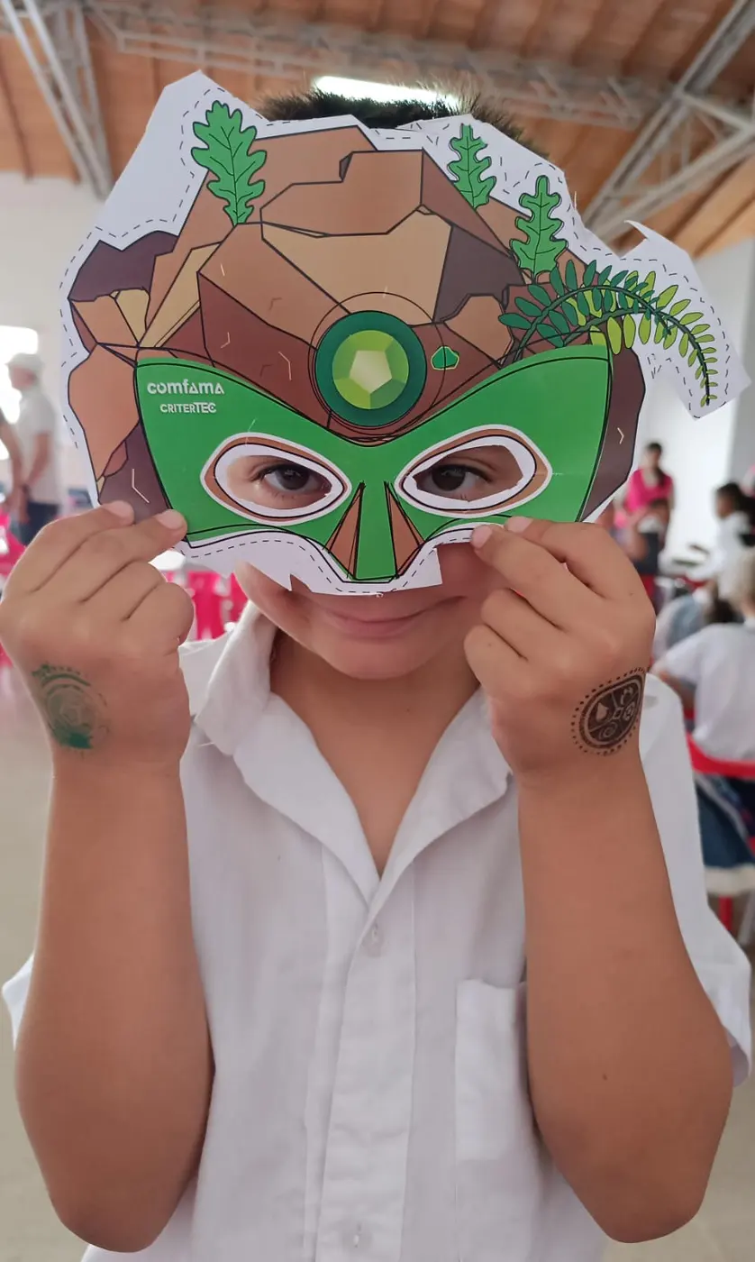 Un niño sonríe detrás de su máscara de superhéroe