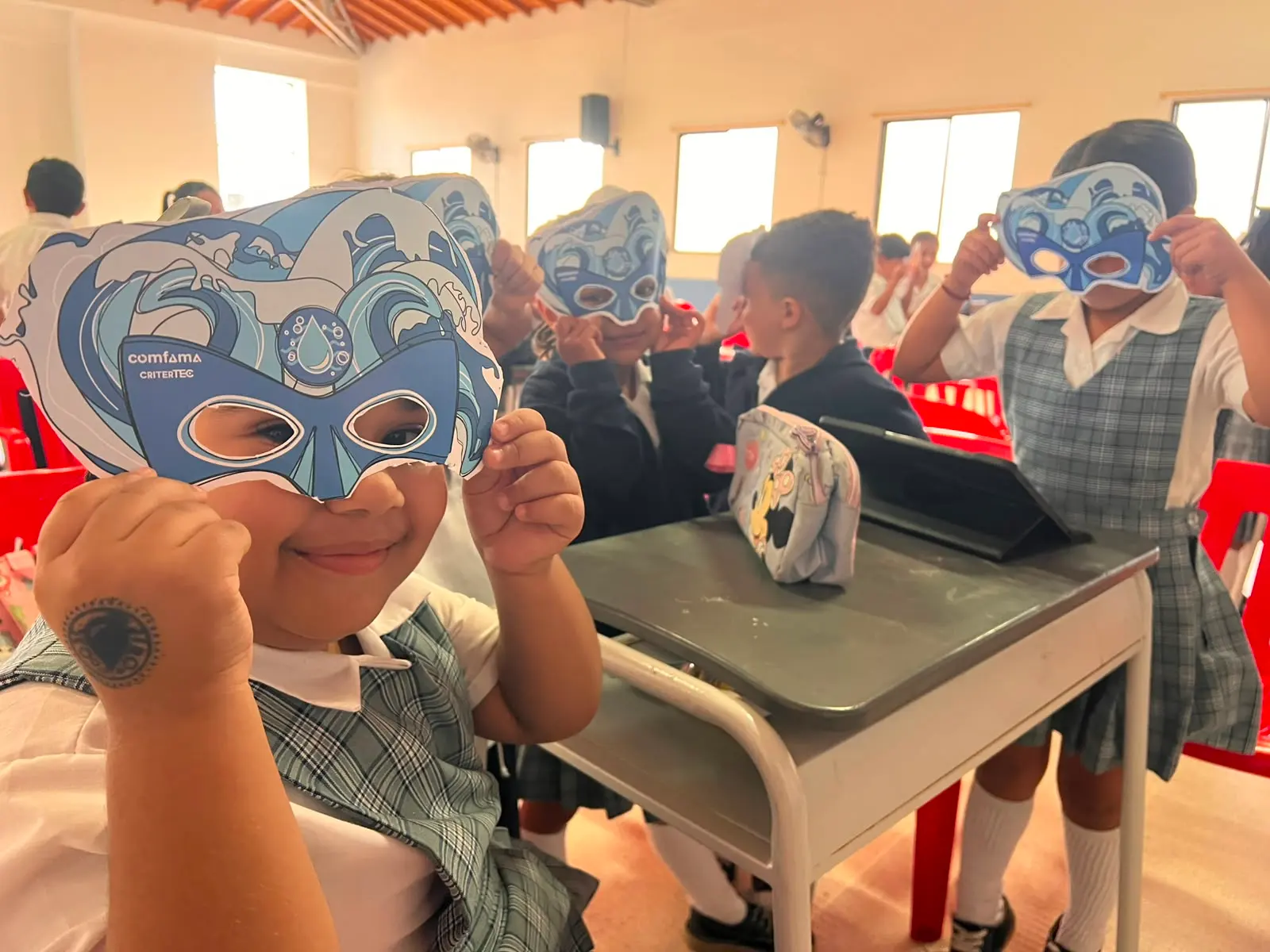 Niños con sus máscaras de superhéroe en el aula