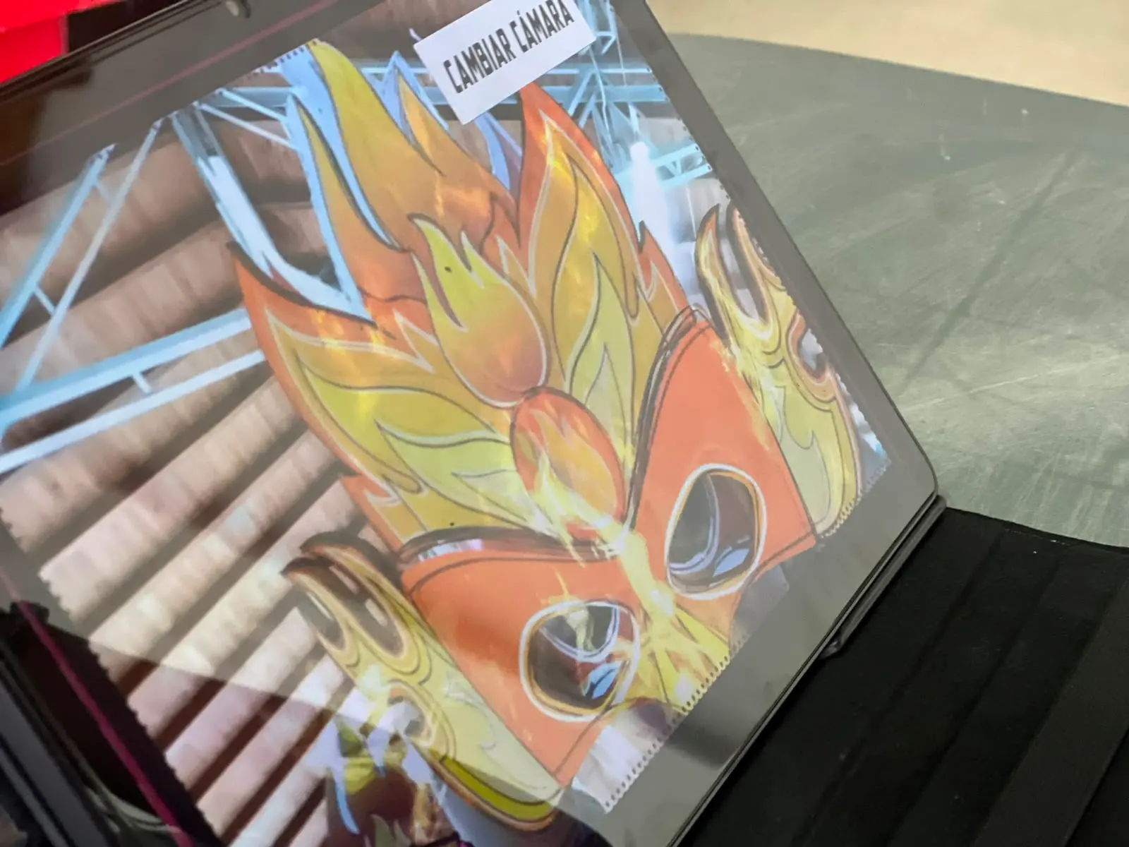 Un personaje de fuego aparece en realidad aumentada sobre una tableta