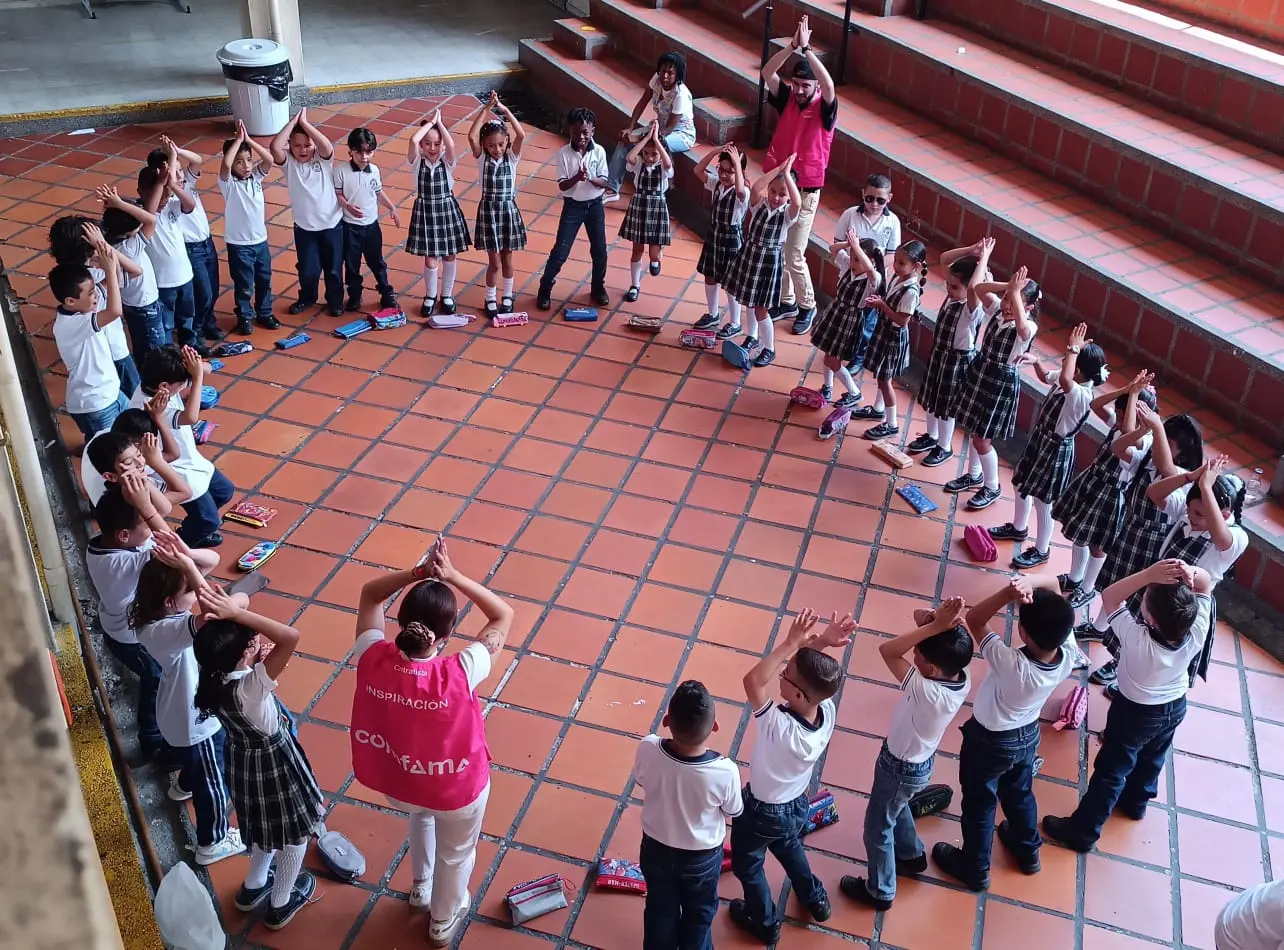 Ronda de activación en el patio del colegio