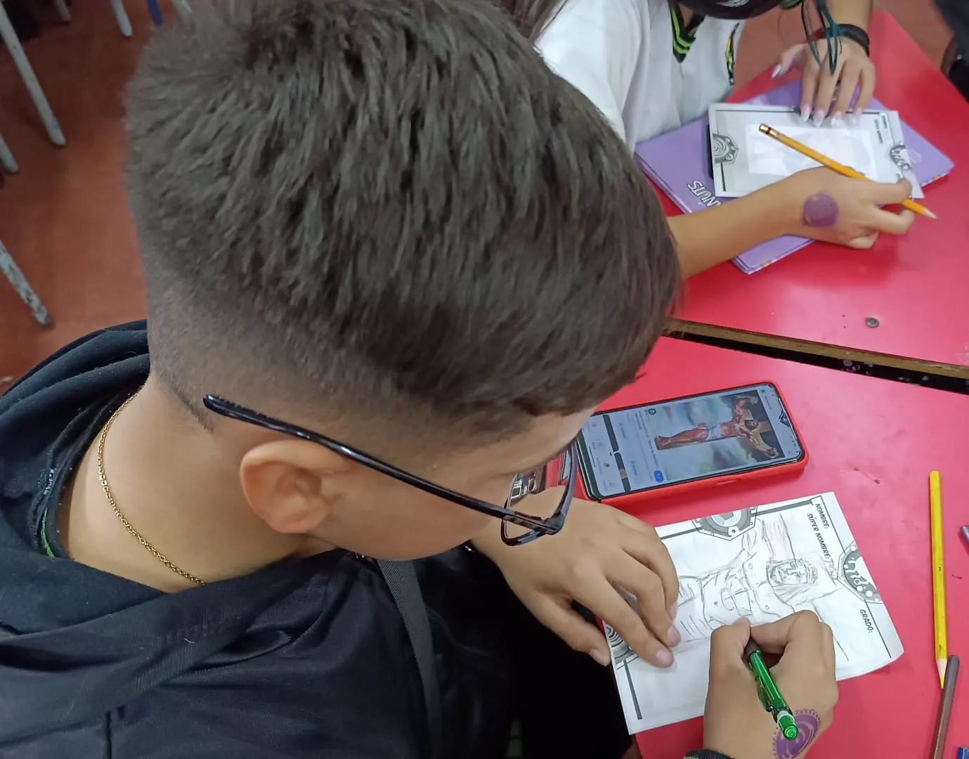 Un estudiante dibuja su storyboard