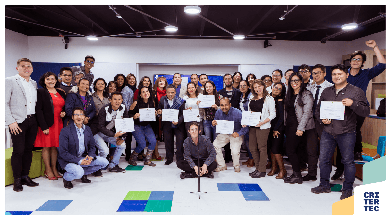 Una cohorte de docentes recibe su certificado