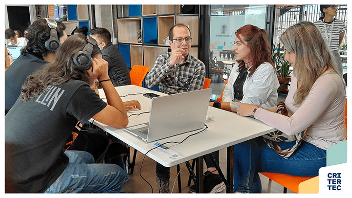 Docentes trabajando en un taller de Criter Academy