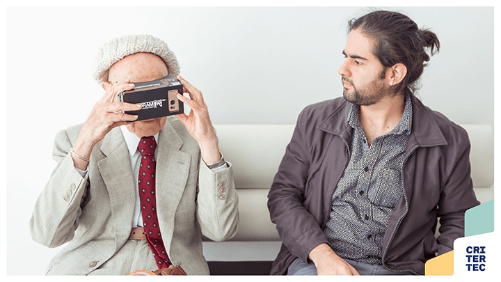 Un adulto mayor prueba la realidad virtual por primera vez