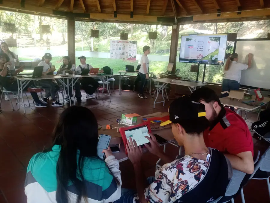 Jóvenes en el Laboratorio del Futuro de AgroTec