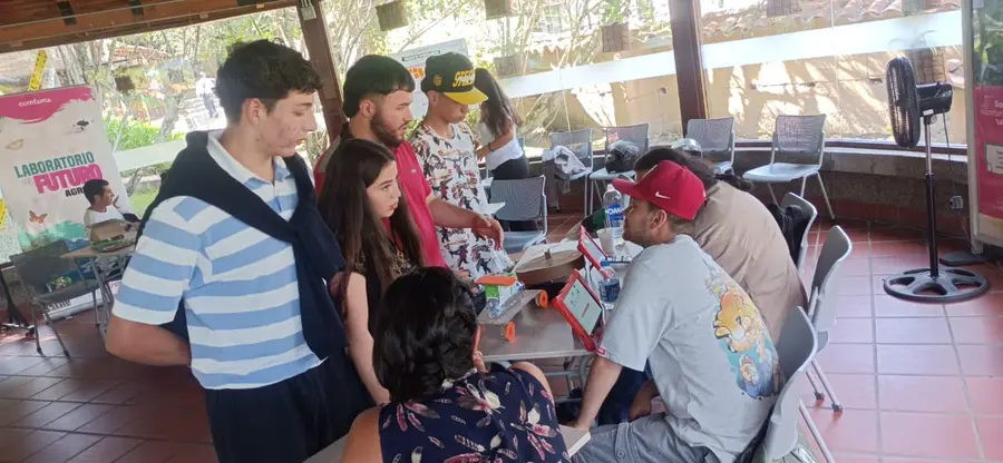 Jóvenes en el Laboratorio del Futuro de AgroTec