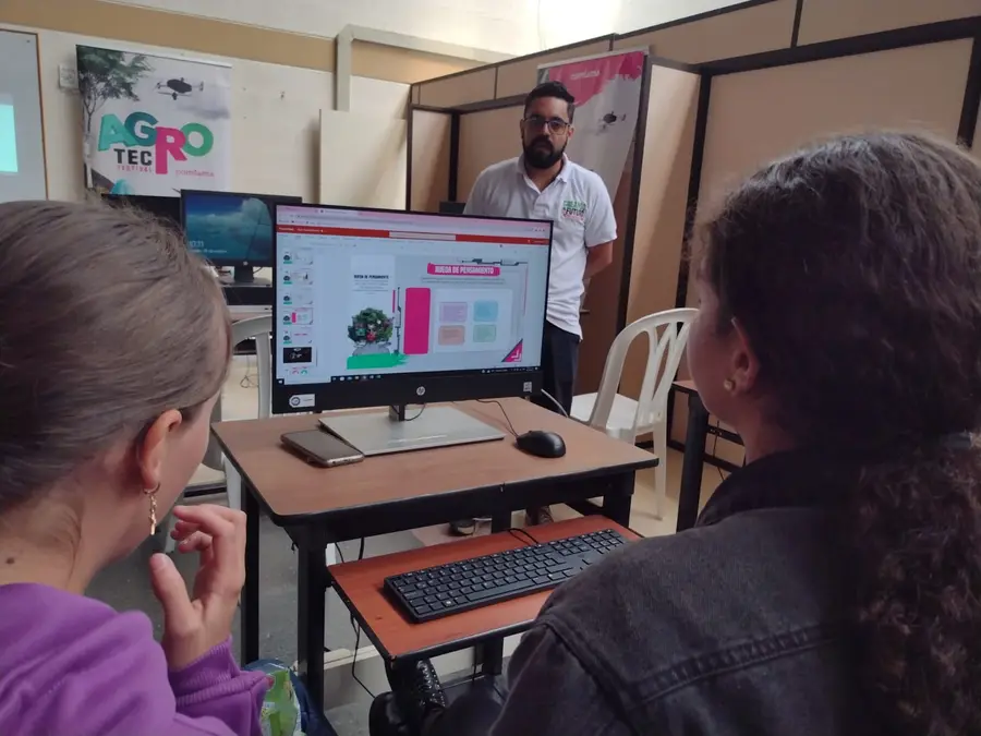 Jóvenes en el Laboratorio del Futuro de AgroTec