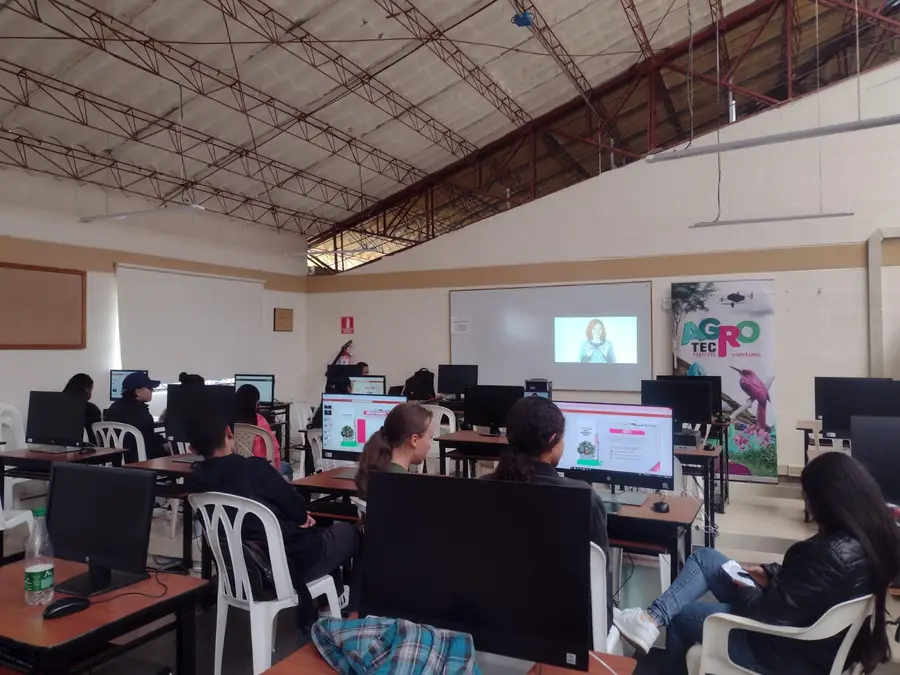 Jóvenes en el Laboratorio del Futuro de AgroTec