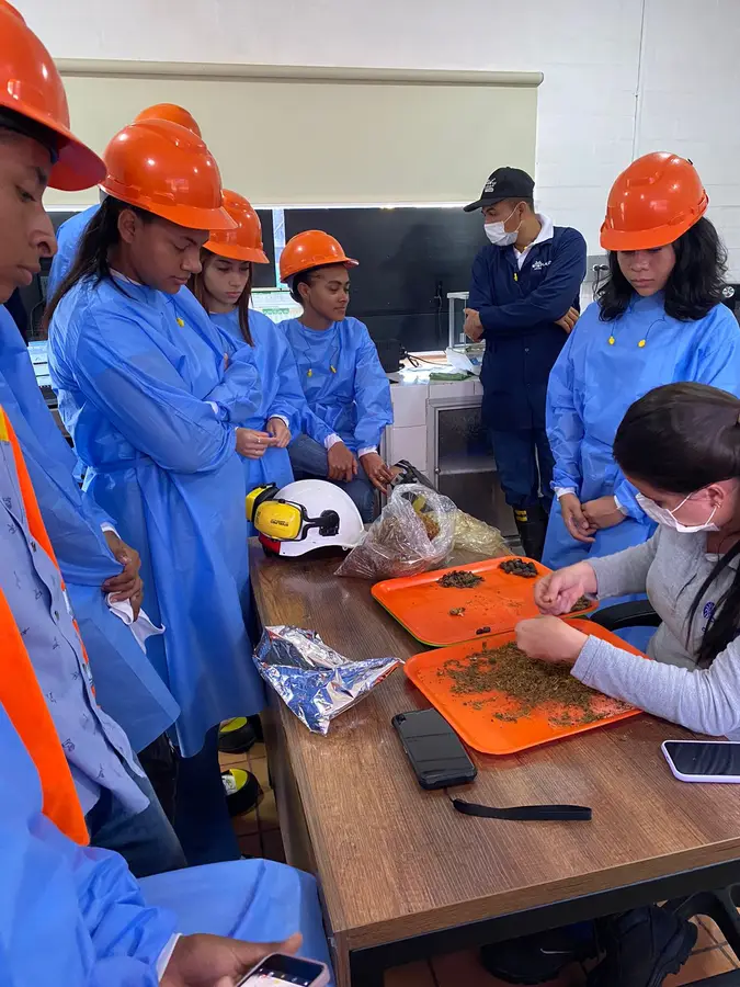 Jóvenes de AgroTec en una visita a una empresa del agro