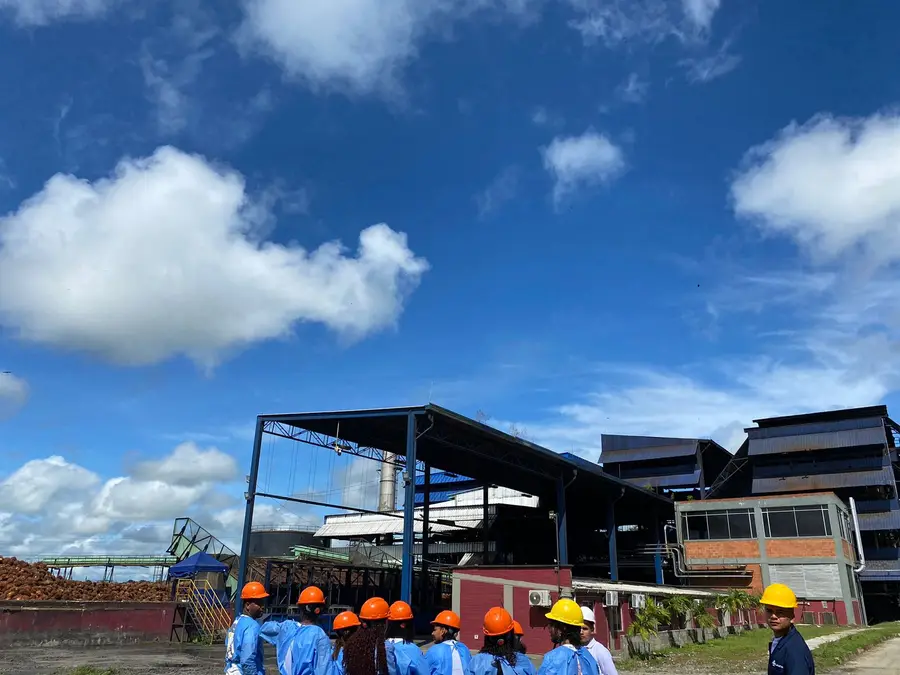 Jóvenes de AgroTec en una visita a una empresa del agro