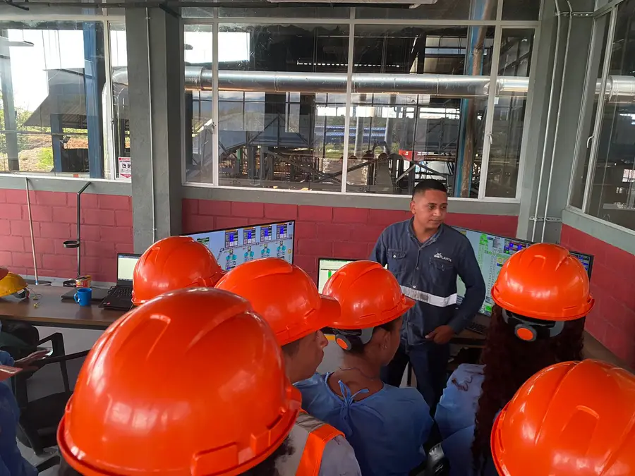 Jóvenes de AgroTec en una visita a una empresa del agro