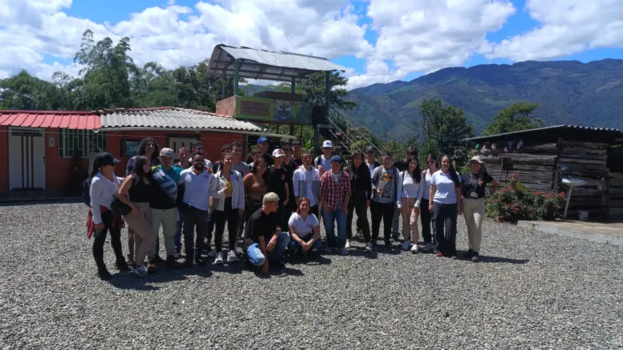 Jóvenes de AgroTec en una visita a una empresa del agro