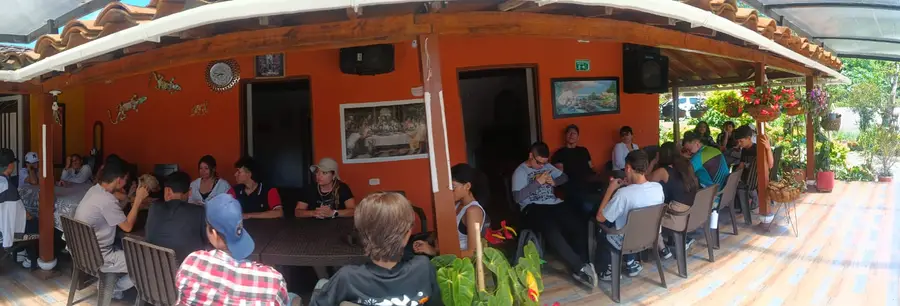 Jóvenes de AgroTec en una visita a una empresa del agro