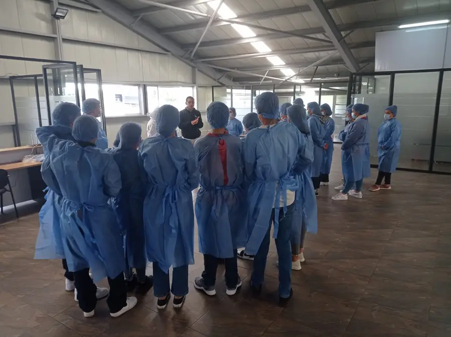 Jóvenes de AgroTec en una visita a una empresa del agro