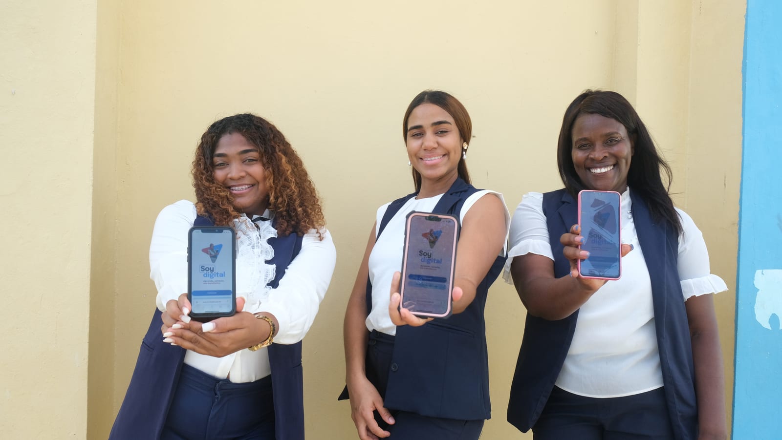 Tres usuarias muestran la app Soy Digital