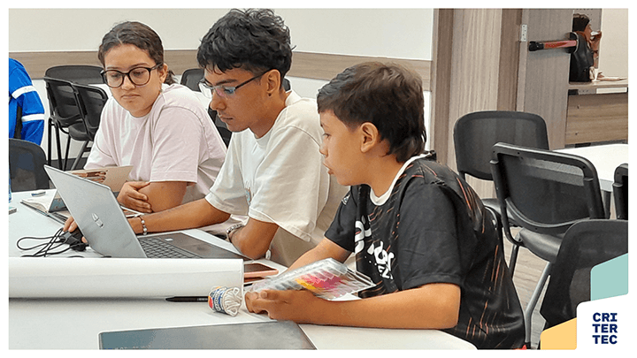Jóvenes en un taller de apropiación digital